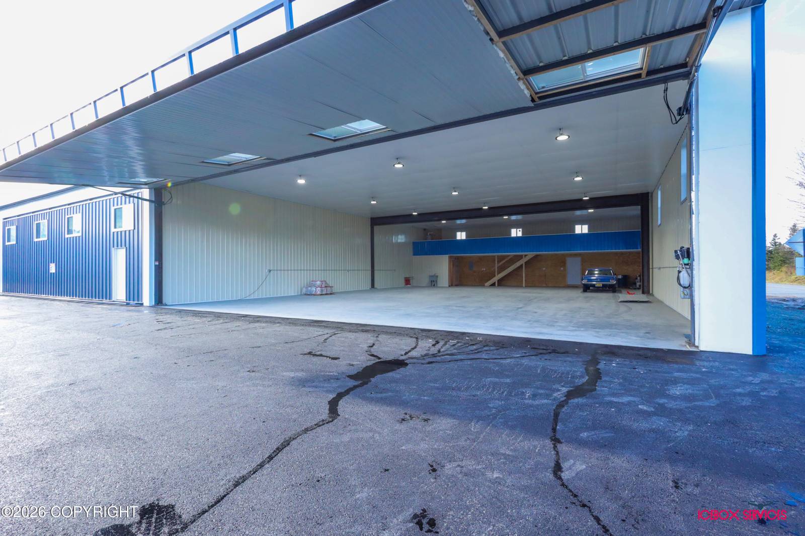 Covered Apron & Hangar Entry